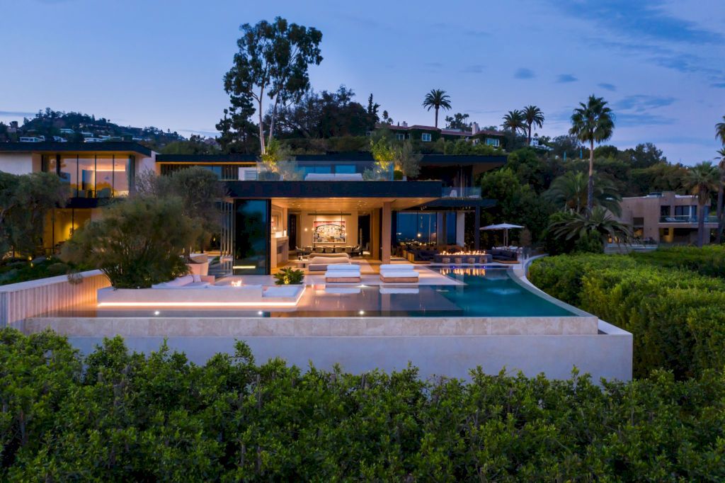 Aria House with Panoramic Views by McClean Design