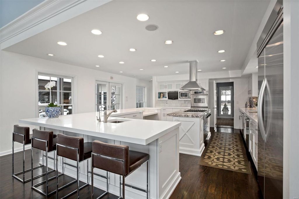 Exceptional Architectural Masterpiece Luxury Living on Two Acres in Missouri Offered at 2.49 Million 11