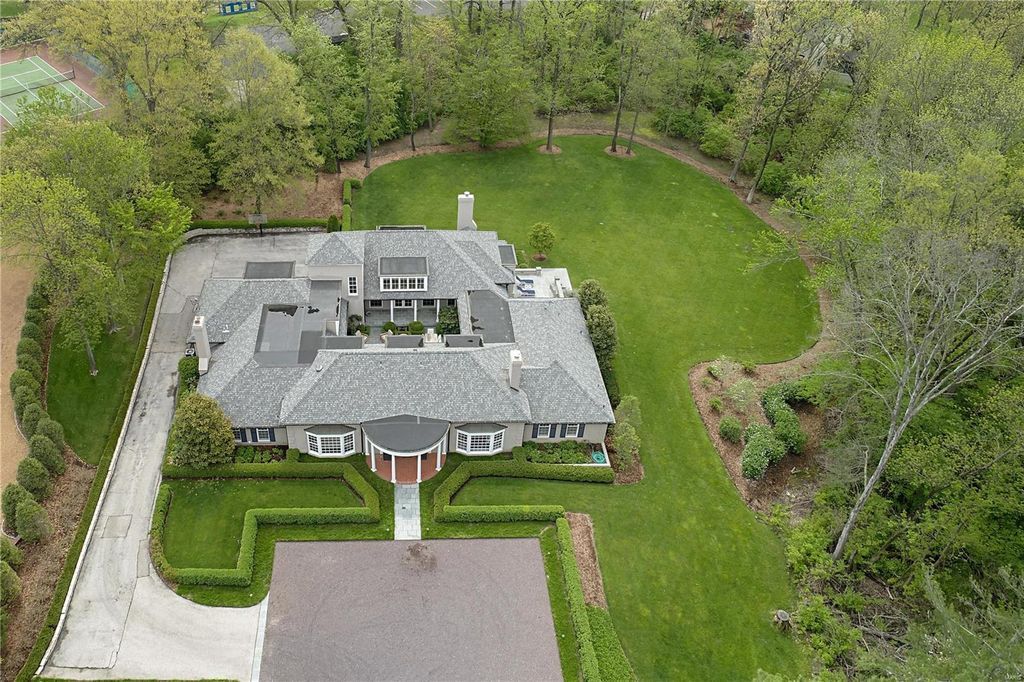 Exceptional Architectural Masterpiece Luxury Living on Two Acres in Missouri Offered at 2.49 Million 3