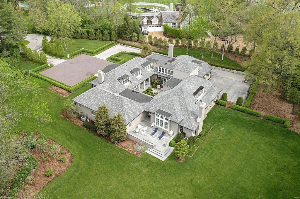 Exceptional Architectural Masterpiece Luxury Living on Two Acres in Missouri Offered at 2.49 Million 33