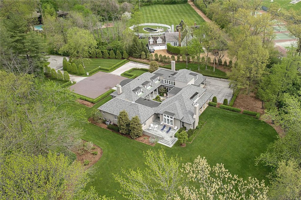 Exceptional Architectural Masterpiece Luxury Living on Two Acres in Missouri Offered at 2.49 Million 4