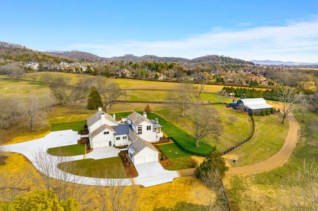 Exquisite Family Compound in Tennessee Listed at 845 Million 37