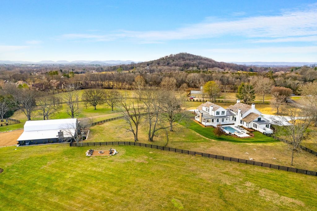Exquisite Family Compound in Tennessee Listed at 845 Million 38
