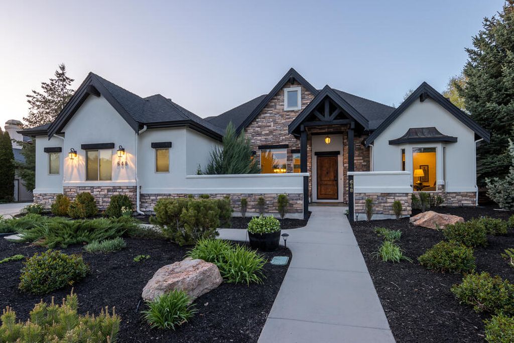 Idyllic Riverfront Retreat Spectacular Boise River Views Await in this Luxurious 2.395 Million Home 44