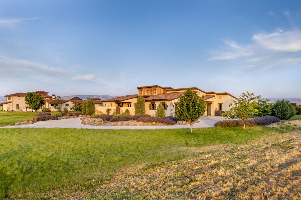 Luxurious Retreat with Chic Design and Vineyard Views in Washington Asks for 21 Million 10