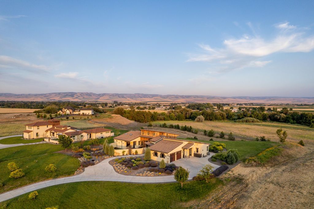 Luxurious Retreat with Chic Design and Vineyard Views in Washington Asks for 21 Million 11