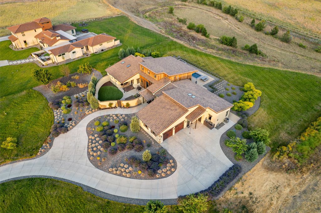 Luxurious Retreat with Chic Design and Vineyard Views in Washington Asks for 21 Million 12