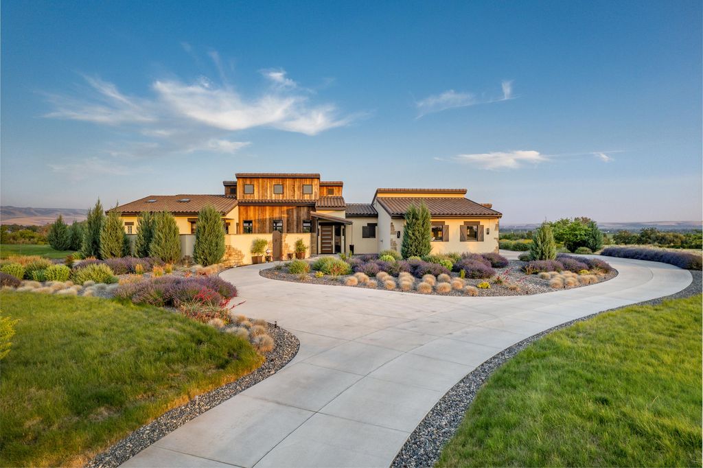 Luxurious Retreat with Chic Design and Vineyard Views in Washington Asks for 21 Million 14