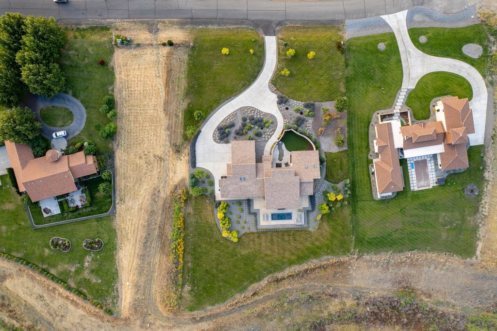 Luxurious Retreat with Chic Design and Vineyard Views in Washington Asks for 21 Million 15