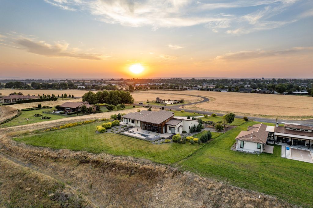 Luxurious Retreat with Chic Design and Vineyard Views in Washington Asks for 21 Million 16