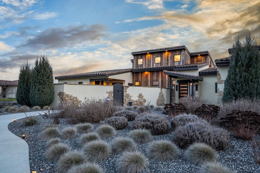 Luxurious Retreat with Chic Design and Vineyard Views in Washington Asks for 21 Million 17