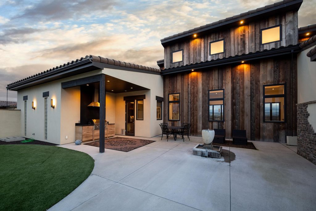Luxurious Retreat with Chic Design and Vineyard Views in Washington Asks for 21 Million 18