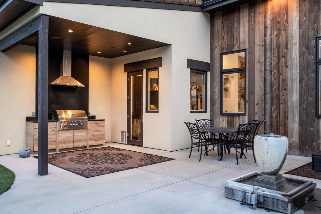 Luxurious Retreat with Chic Design and Vineyard Views in Washington Asks for 21 Million 19