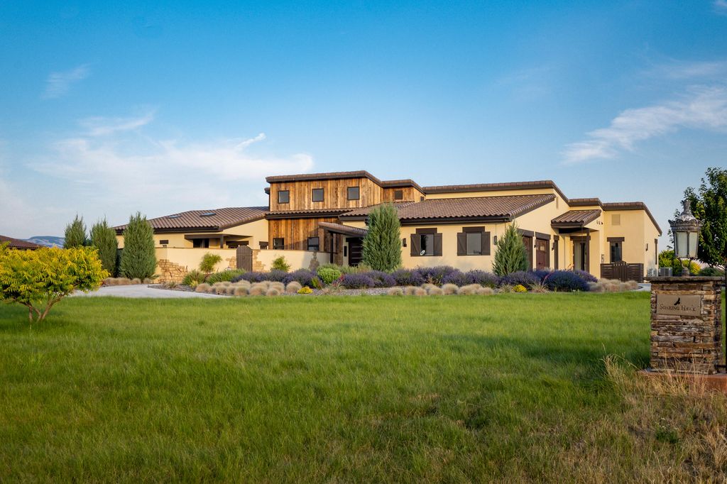 Luxurious Retreat with Chic Design and Vineyard Views in Washington Asks for 21 Million 2
