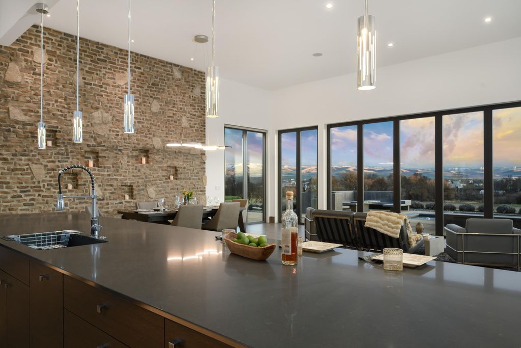 Luxurious Retreat with Chic Design and Vineyard Views in Washington Asks for 21 Million 21