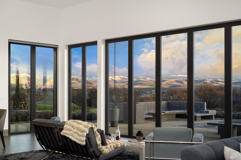 Luxurious Retreat with Chic Design and Vineyard Views in Washington Asks for 21 Million 23