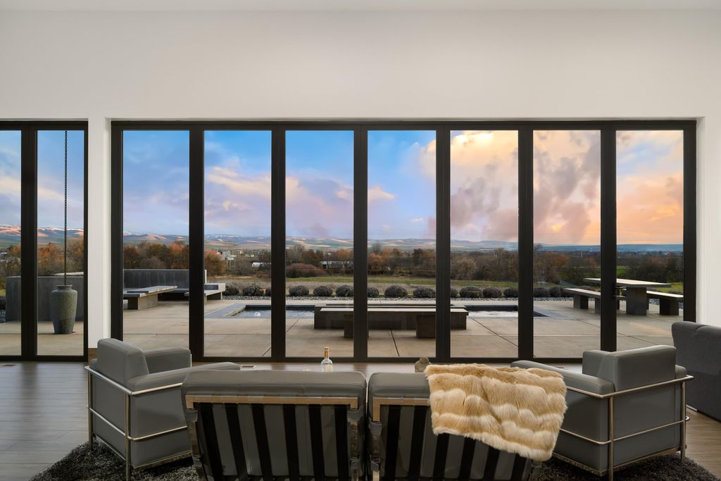Luxurious Retreat with Chic Design and Vineyard Views in Washington Asks for 21 Million 24