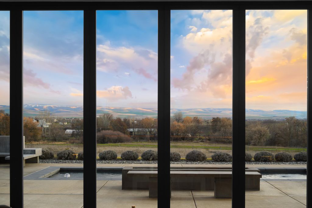 Luxurious Retreat with Chic Design and Vineyard Views in Washington Asks for 21 Million 25