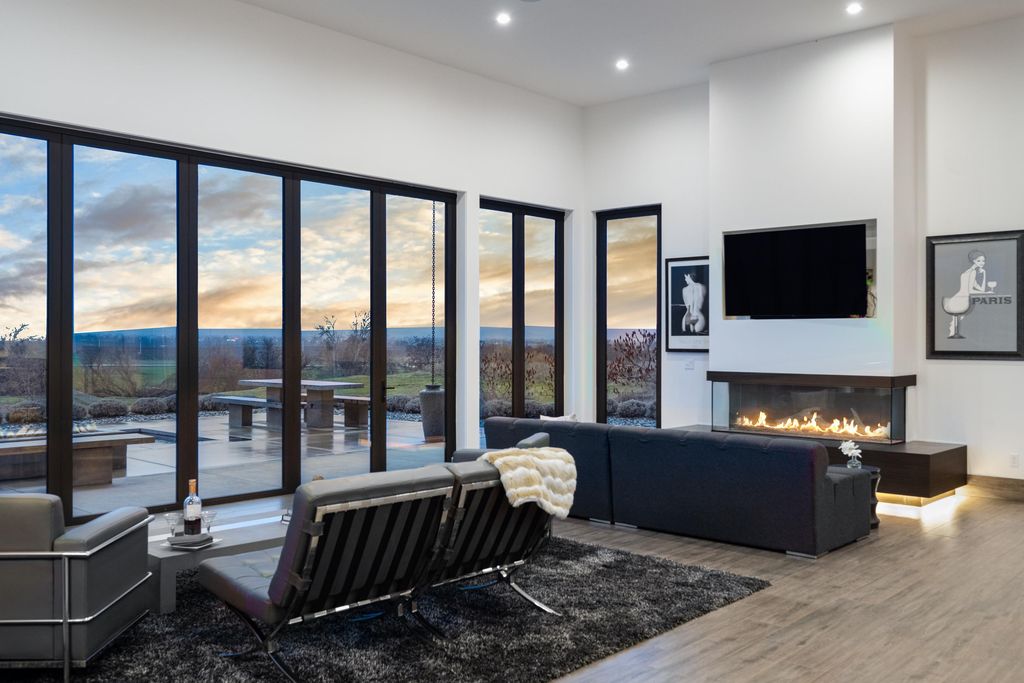 Luxurious Retreat with Chic Design and Vineyard Views in Washington Asks for 21 Million 26
