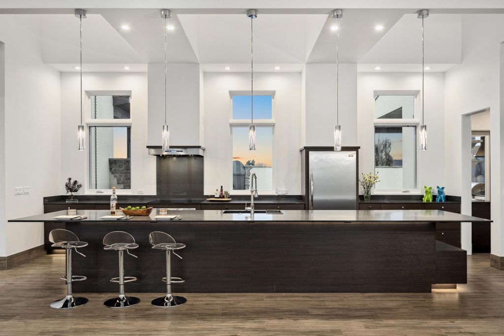 Luxurious Retreat with Chic Design and Vineyard Views in Washington Asks for 21 Million 35
