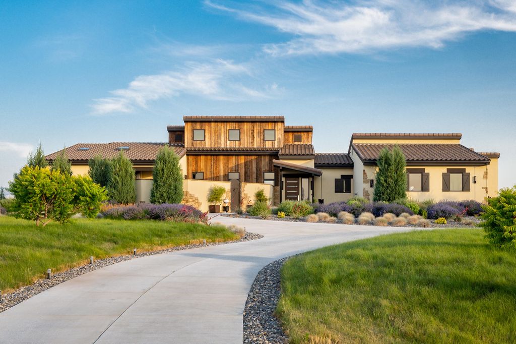Luxurious Retreat with Chic Design and Vineyard Views in Washington Asks for 21 Million 4
