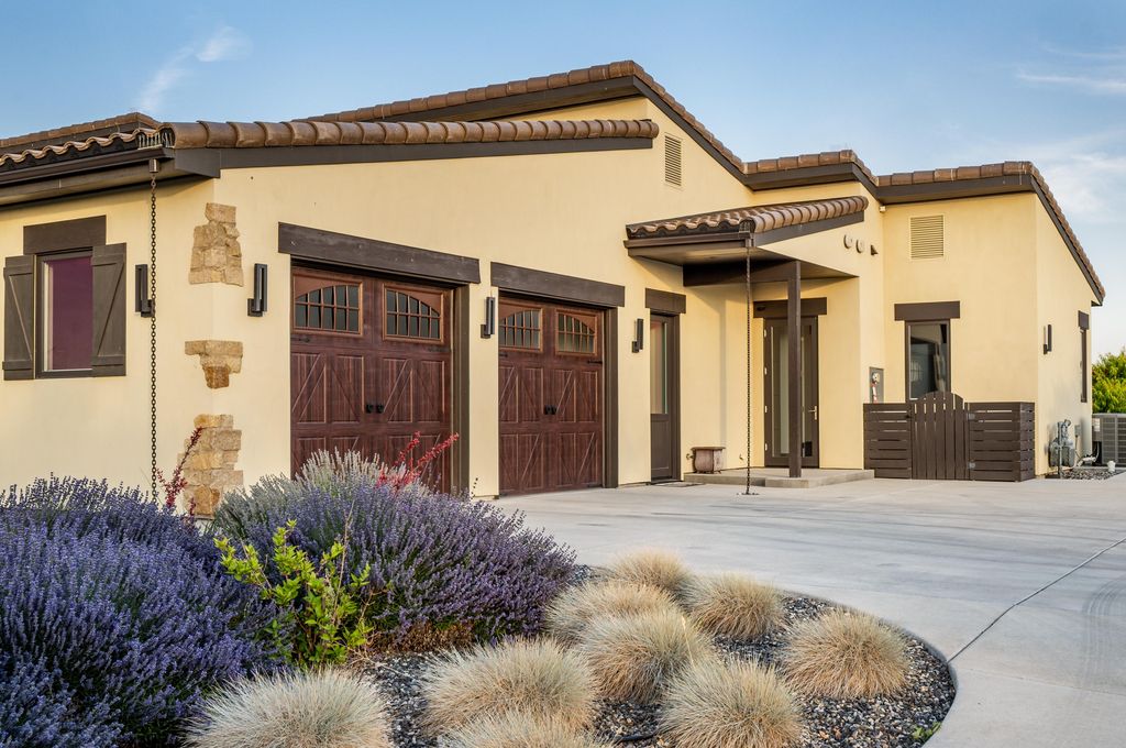 Luxurious Retreat with Chic Design and Vineyard Views in Washington Asks for 21 Million 5