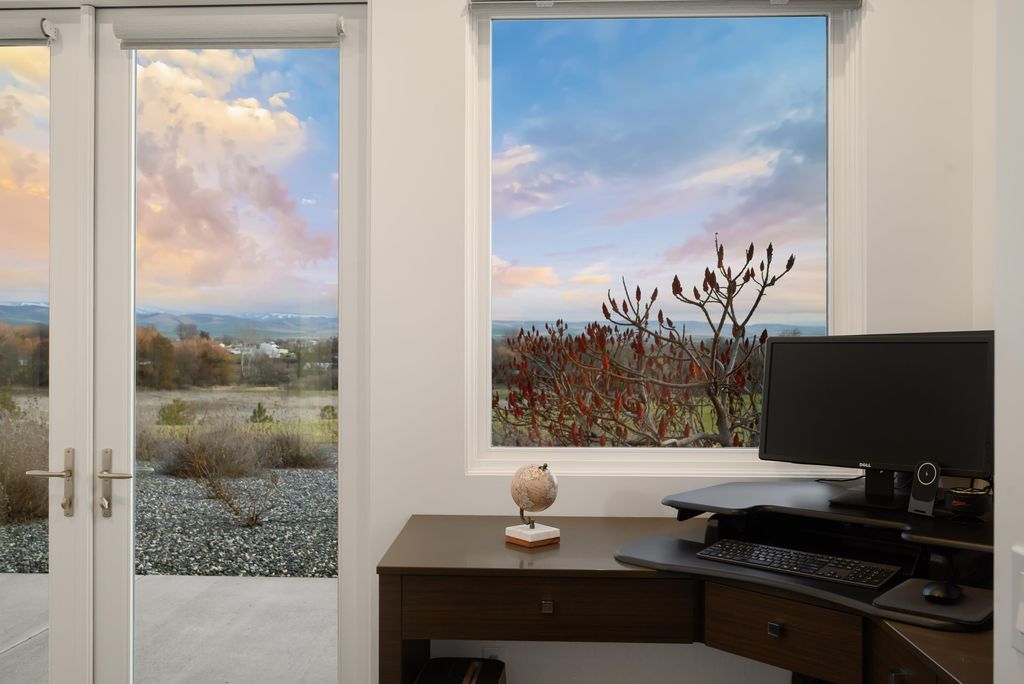 Luxurious Retreat with Chic Design and Vineyard Views in Washington Asks for 21 Million 54