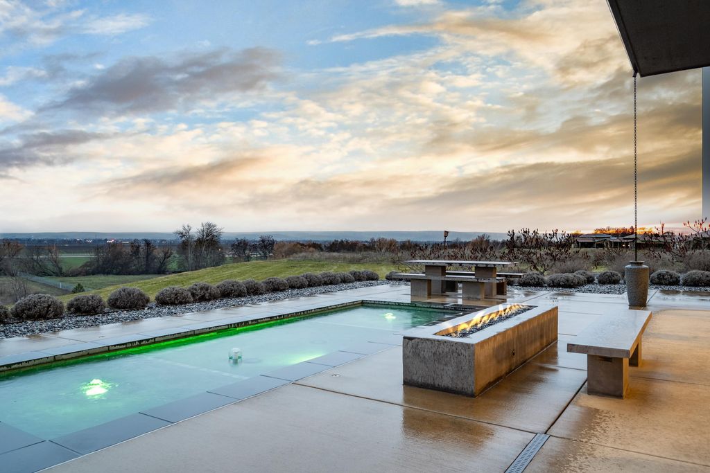 Luxurious Retreat with Chic Design and Vineyard Views in Washington Asks for 21 Million 57