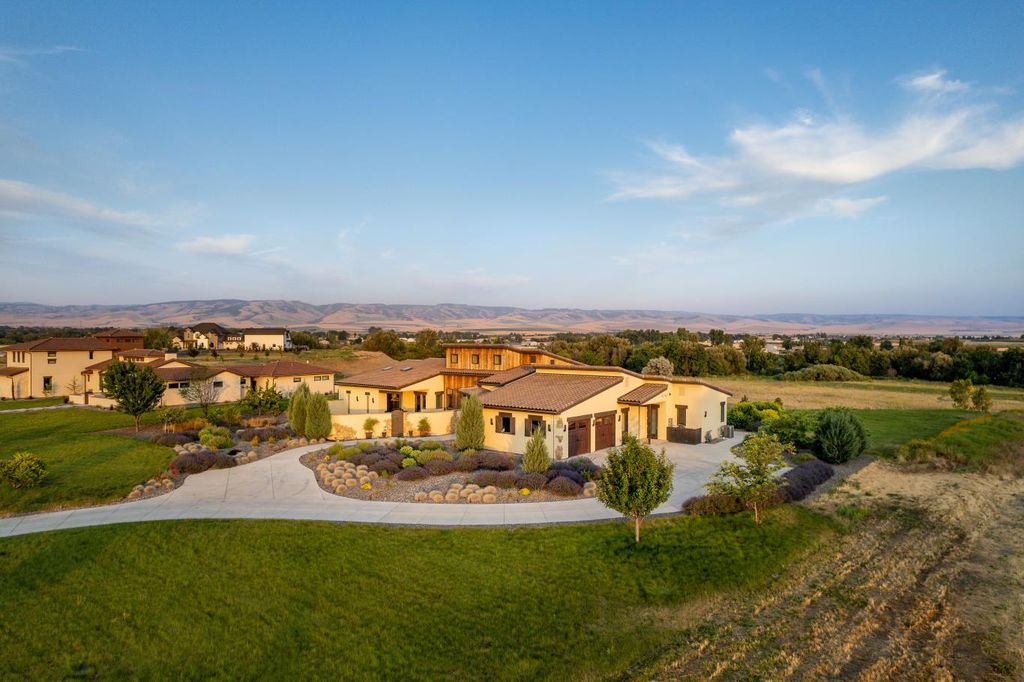 Luxurious Retreat with Chic Design and Vineyard Views in Washington Asks for 21 Million 58