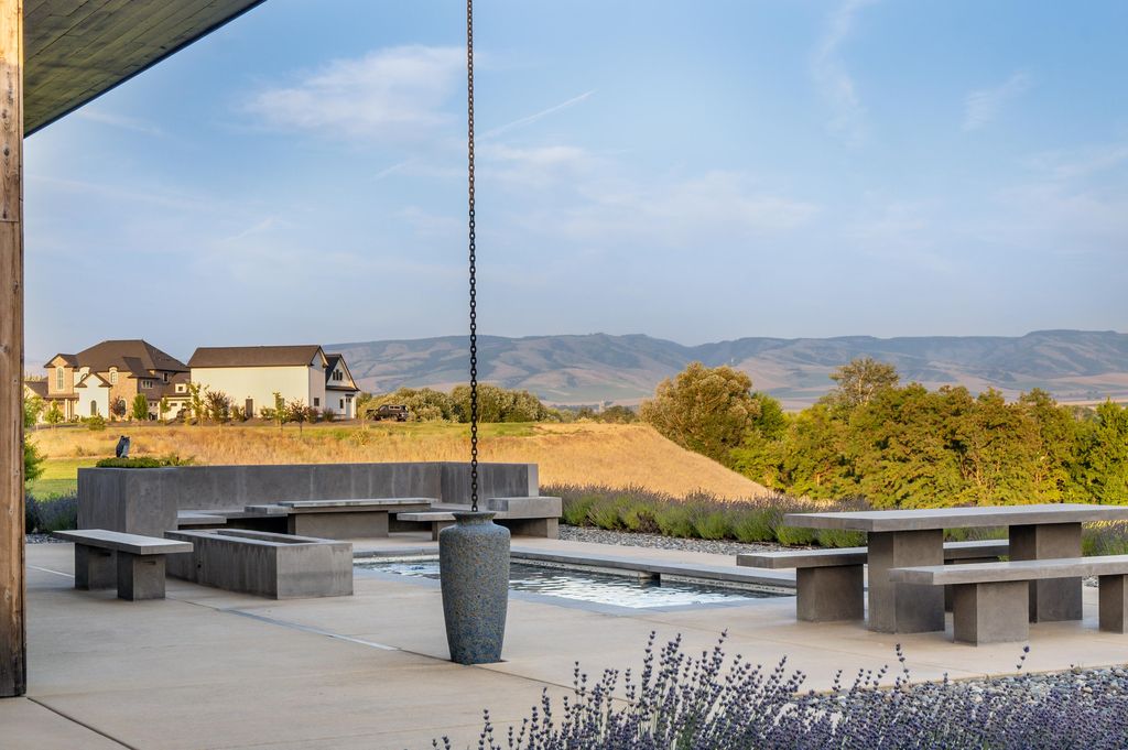 Luxurious Retreat with Chic Design and Vineyard Views in Washington Asks for 21 Million 6