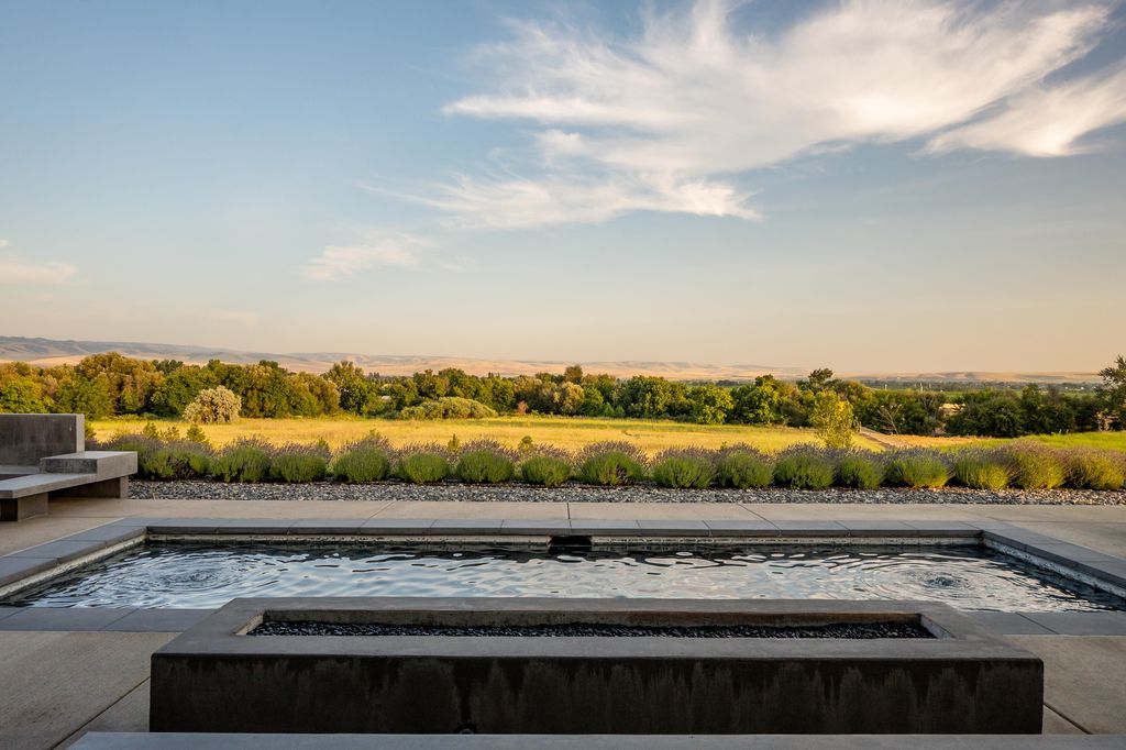 Luxurious Retreat with Chic Design and Vineyard Views in Washington Asks for 21 Million 7