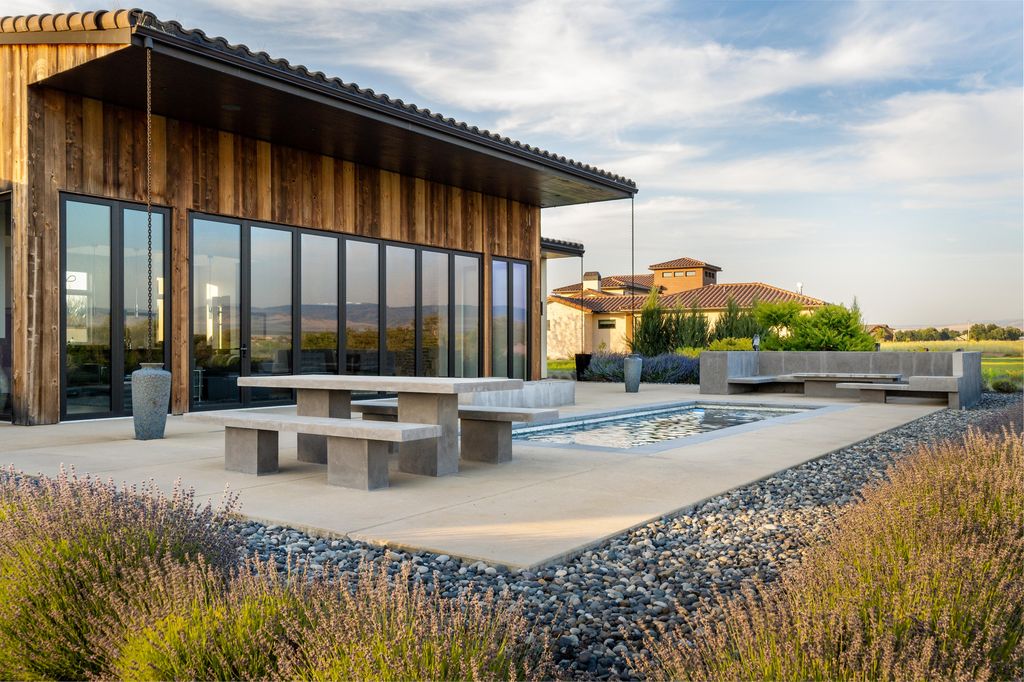 Luxurious Retreat with Chic Design and Vineyard Views in Washington Asks for 21 Million 9