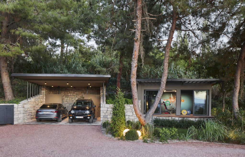S House, Fusion of Nature and Luxury by Ofisvesaire