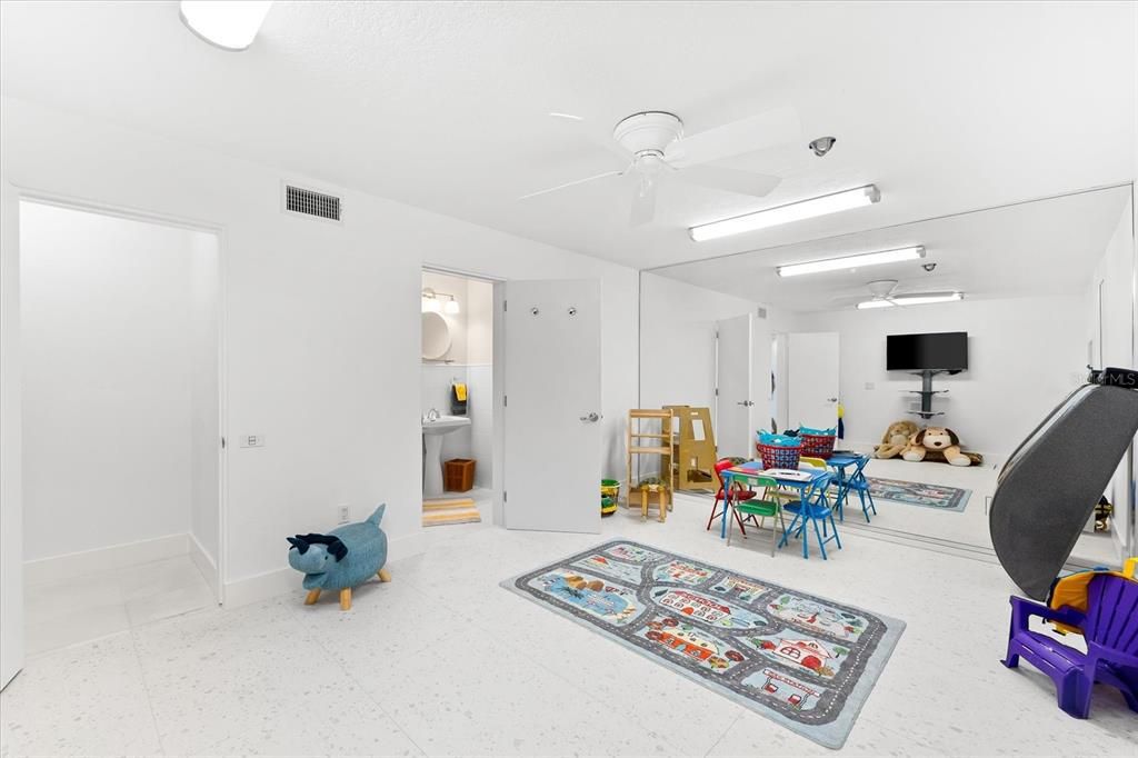 Nestled along the serene shores of Cocoanut Bayou, this captivating 4-bedroom, 4-bathroom sanctuary offers an unparalleled lifestyle for sailboat enthusiasts, boasting two boat lifts and panoramic water views.