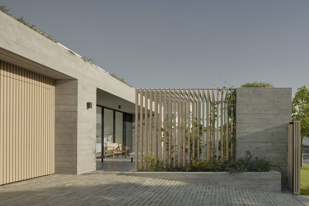 Sjøhavn House, A Riverfront Retreat by Lightbody Architects
