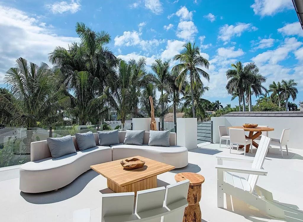 Welcome to 480 Spinnaker Dr, Naples, Florida – a newly constructed masterpiece designed by Falconer Jones, offering 6 bedrooms, 7 bathrooms, and 6,497 square feet of luxurious living space just blocks away from the Gulf of Mexico.