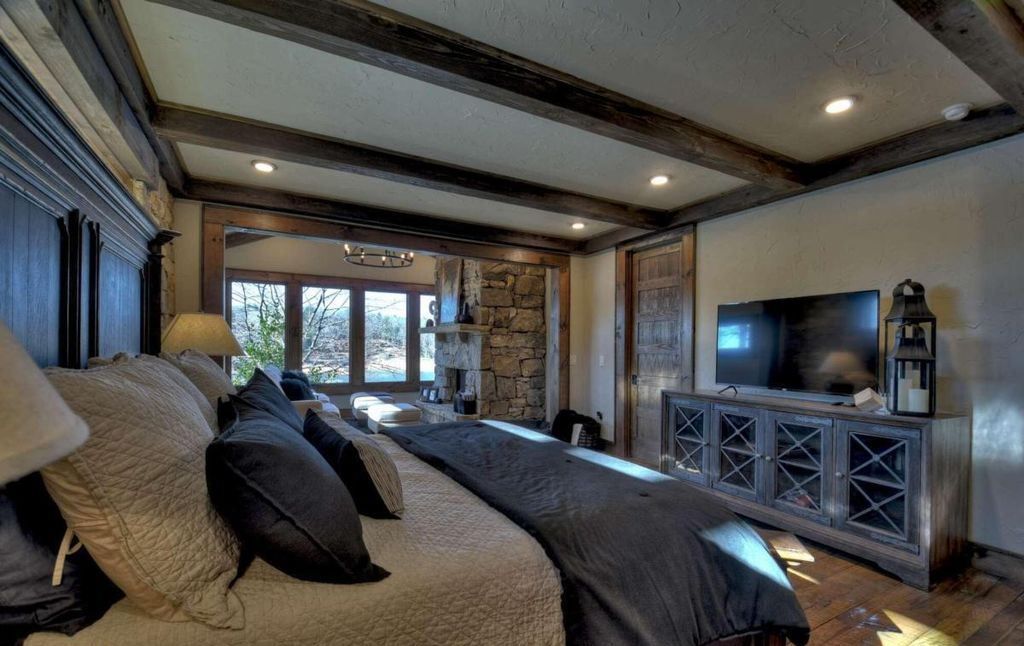 Sumners Style Fully Remodeled Lakefront Gem Asks for 6.8 Million 20