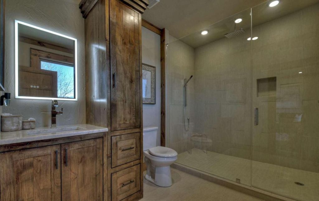 Sumners Style Fully Remodeled Lakefront Gem Asks for 6.8 Million 31