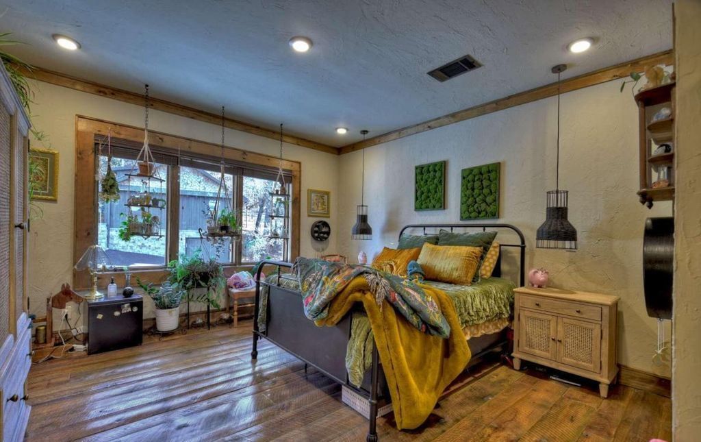 Sumners Style Fully Remodeled Lakefront Gem Asks for 6.8 Million 32