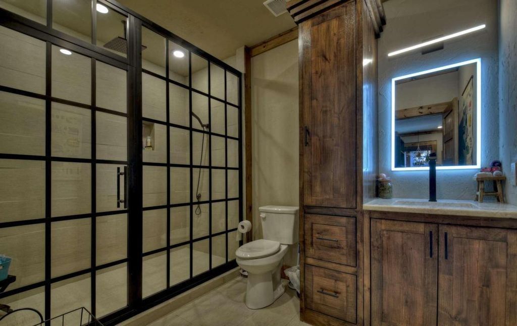 Sumners Style Fully Remodeled Lakefront Gem Asks for 6.8 Million 33