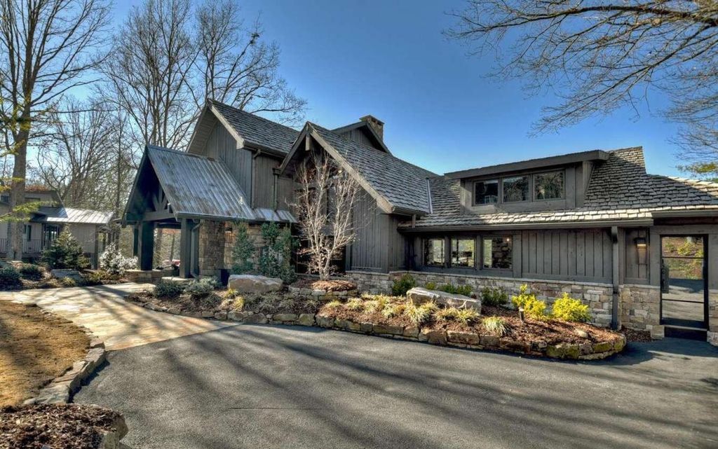 Sumners Style Fully Remodeled Lakefront Gem Asks for 6.8 Million 4