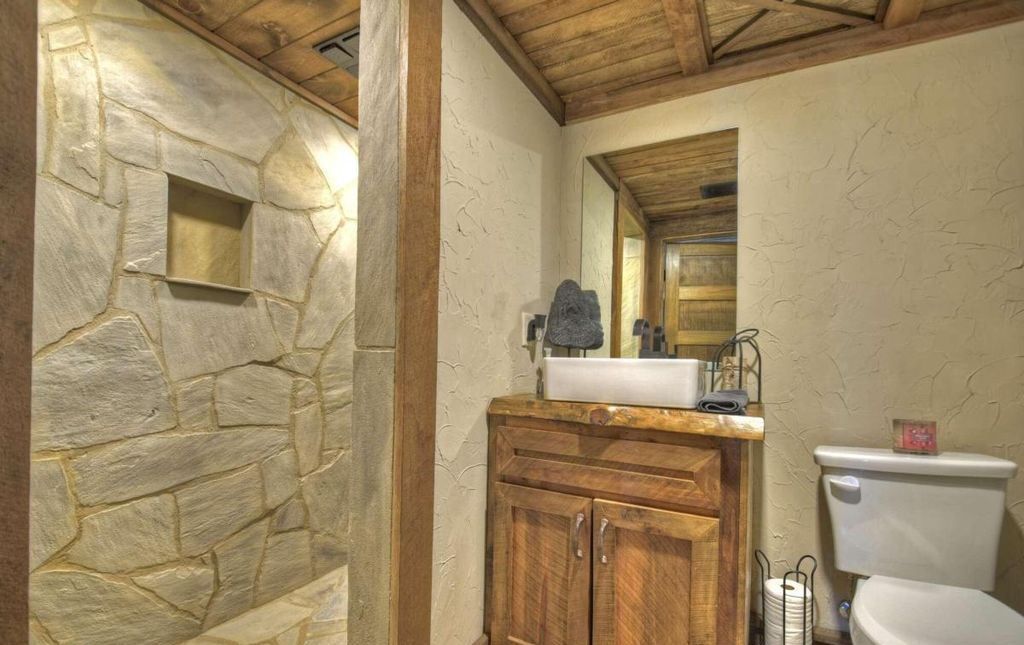 Sumners Style Fully Remodeled Lakefront Gem Asks for 6.8 Million 40