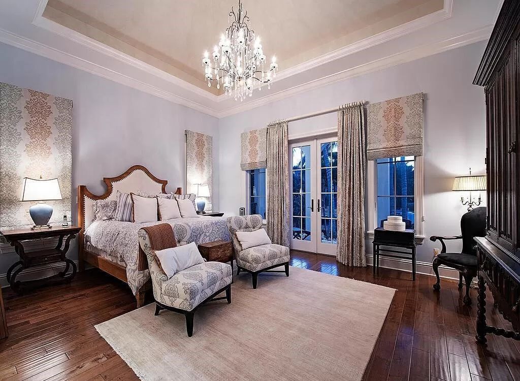 Welcome to 1750 4th St S, Naples, FL 34102, where coastal luxury meets unbeatable convenience just 4 blocks from the beach and 3rd St.