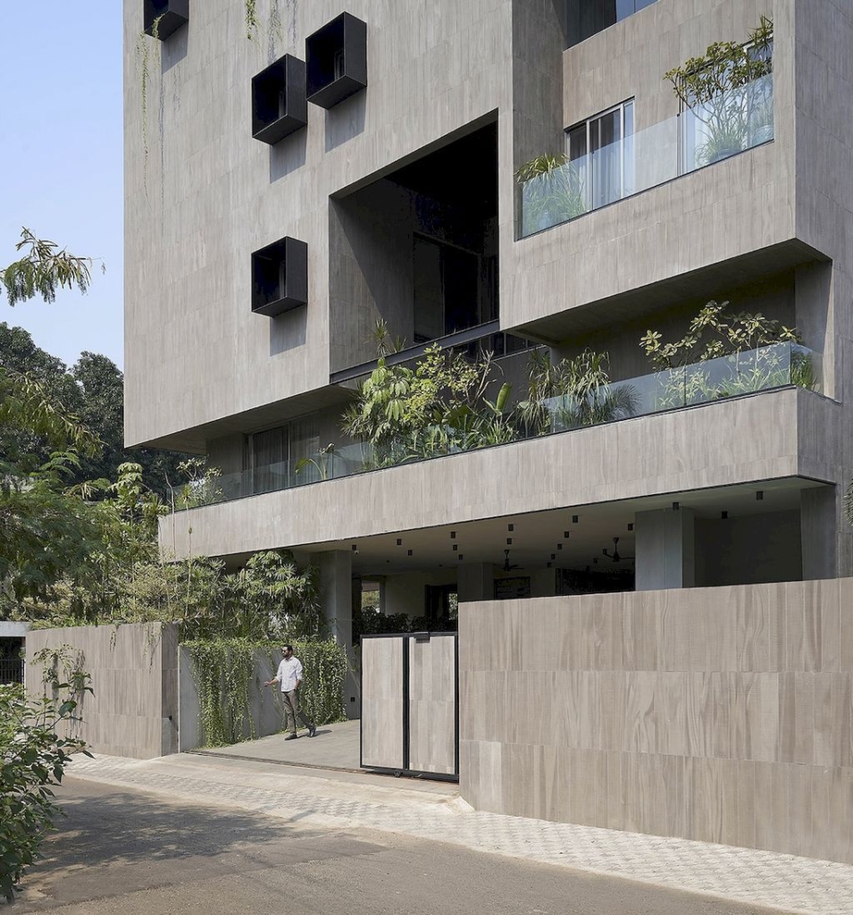 VAYU House, tradition and innovation by The Grid Architects
