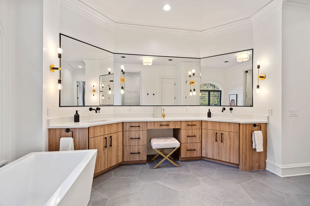 Waterfront Oasis A Captivating Gem in North Carolina Offered at 3.395 Million 22