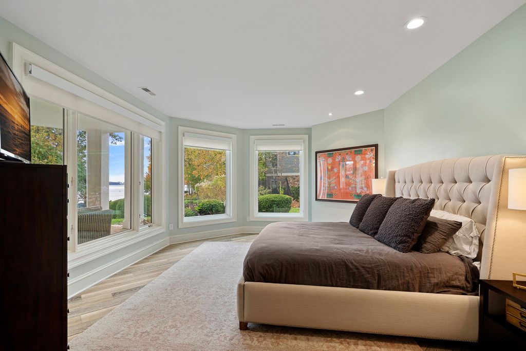 Waterfront Oasis A Captivating Gem in North Carolina Offered at 3.395 Million 40