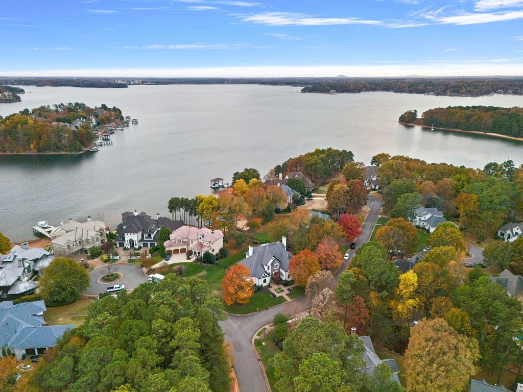 Waterfront Oasis A Captivating Gem in North Carolina Offered at 3.395 Million 60