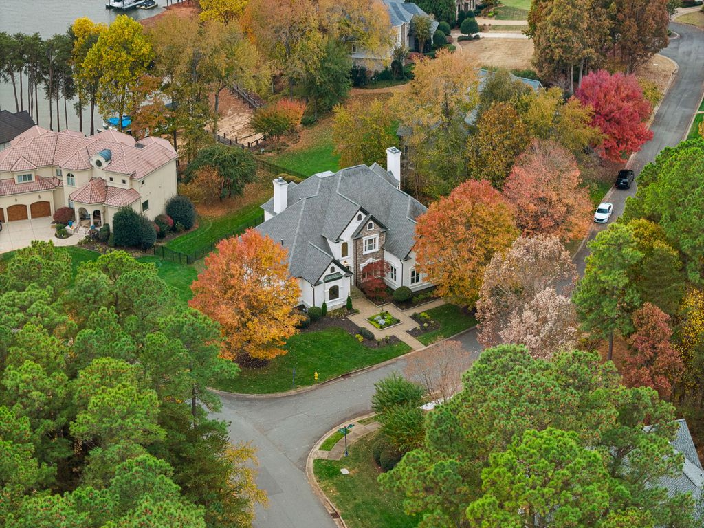 Waterfront Oasis A Captivating Gem in North Carolina Offered at 3.395 Million 61
