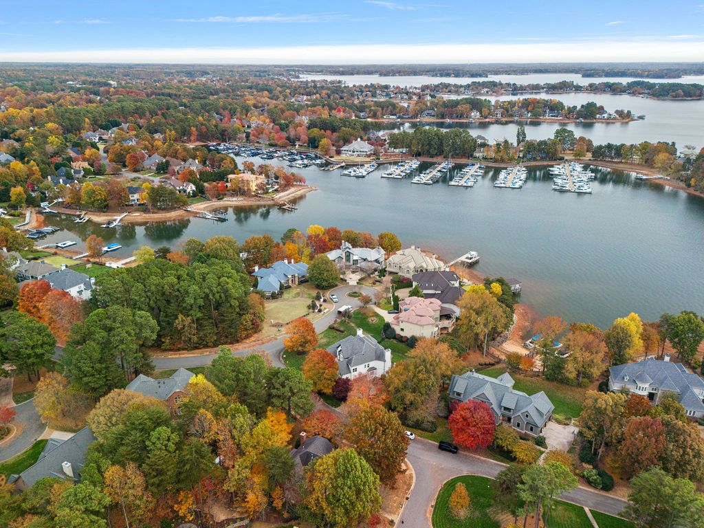 Waterfront Oasis A Captivating Gem in North Carolina Offered at 3.395 Million 62