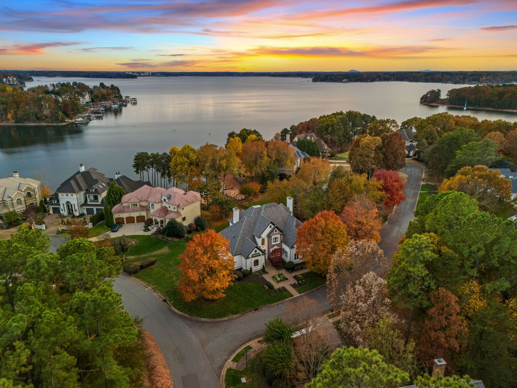 Waterfront Oasis A Captivating Gem in North Carolina Offered at 3.395 Million 65